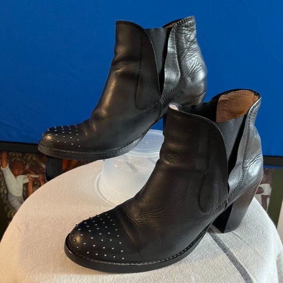 SOLD! Black leather booties, Size 9 - Picture 1 of 11